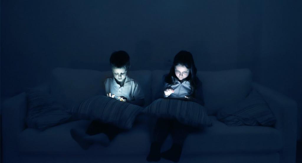 The Truth About Blue Light, Sleep, and Your Kids | Fatherly