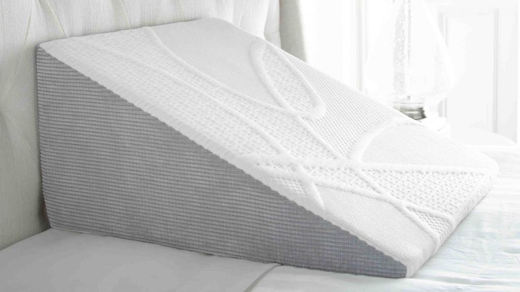 5 Benefits of Bed Wedge Pillows (And How to Use One) - Perfect Cloud